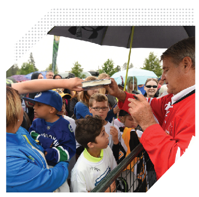 Hockey legend Bobby Orr signs autographs at the event