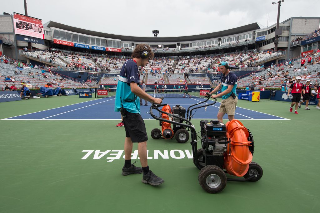 Drying the court during the Rogers Cup Photo: Tennis Canada